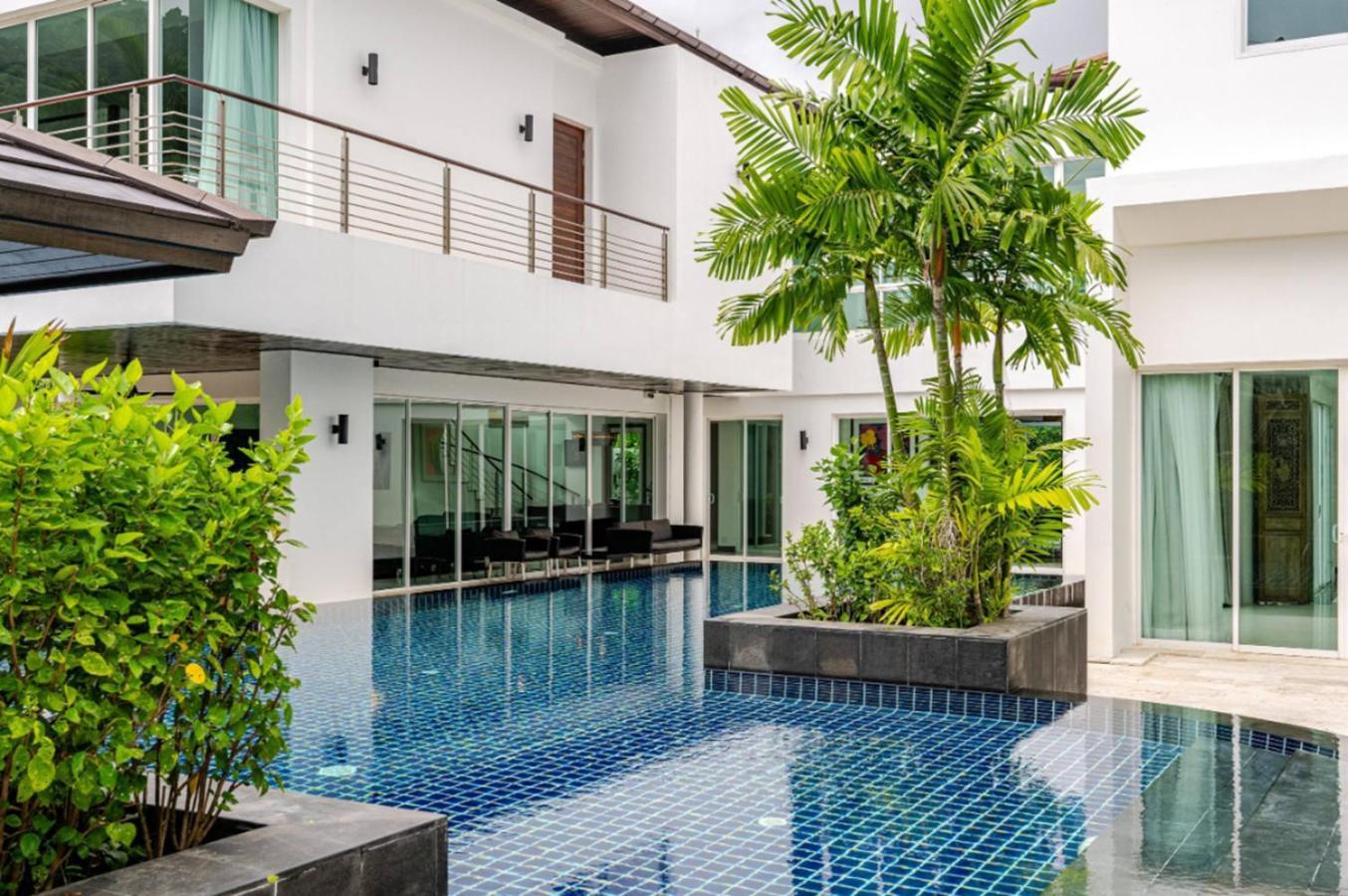 Kyerra 88-16 An Exquisite Mansion With Eclectic Interiors Vila