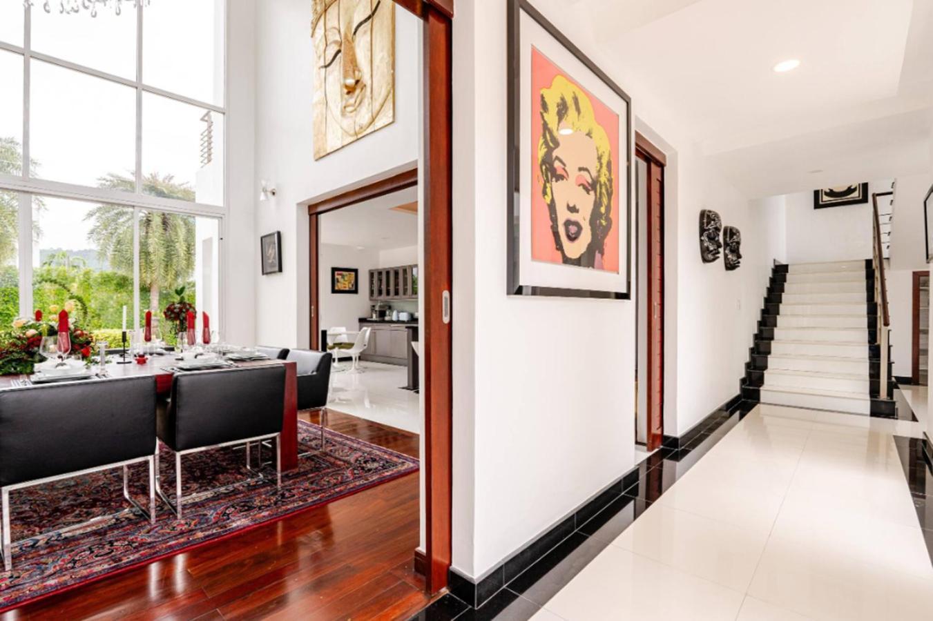 Vila Kyerra 88-16 An Exquisite Mansion With Eclectic Interiors