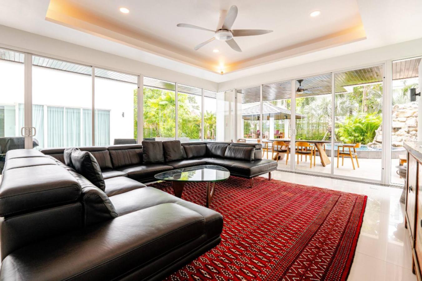Vila Kyerra 88-16 An Exquisite Mansion With Eclectic Interiors
