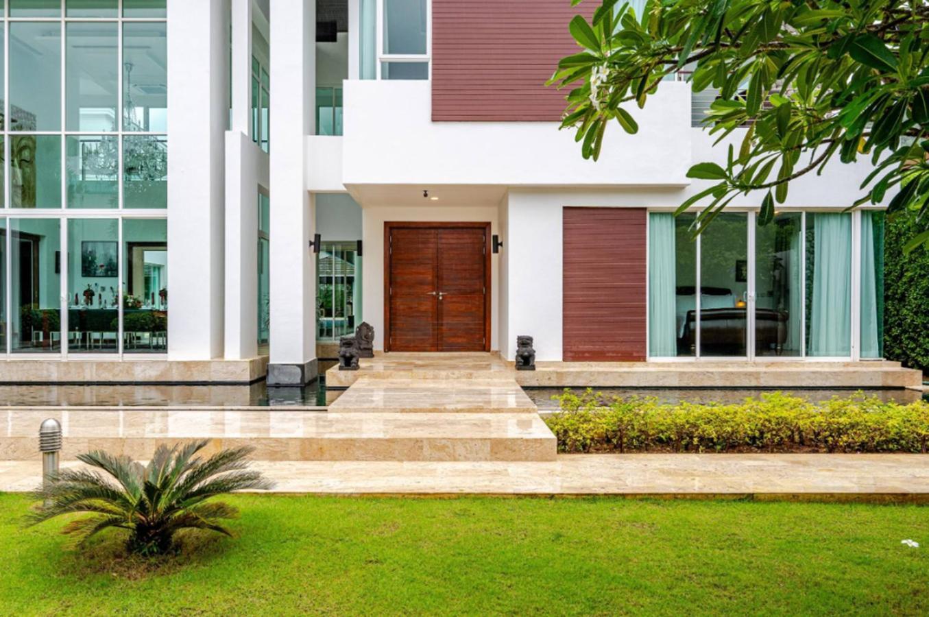 Vila Kyerra 88-16 An Exquisite Mansion With Eclectic Interiors